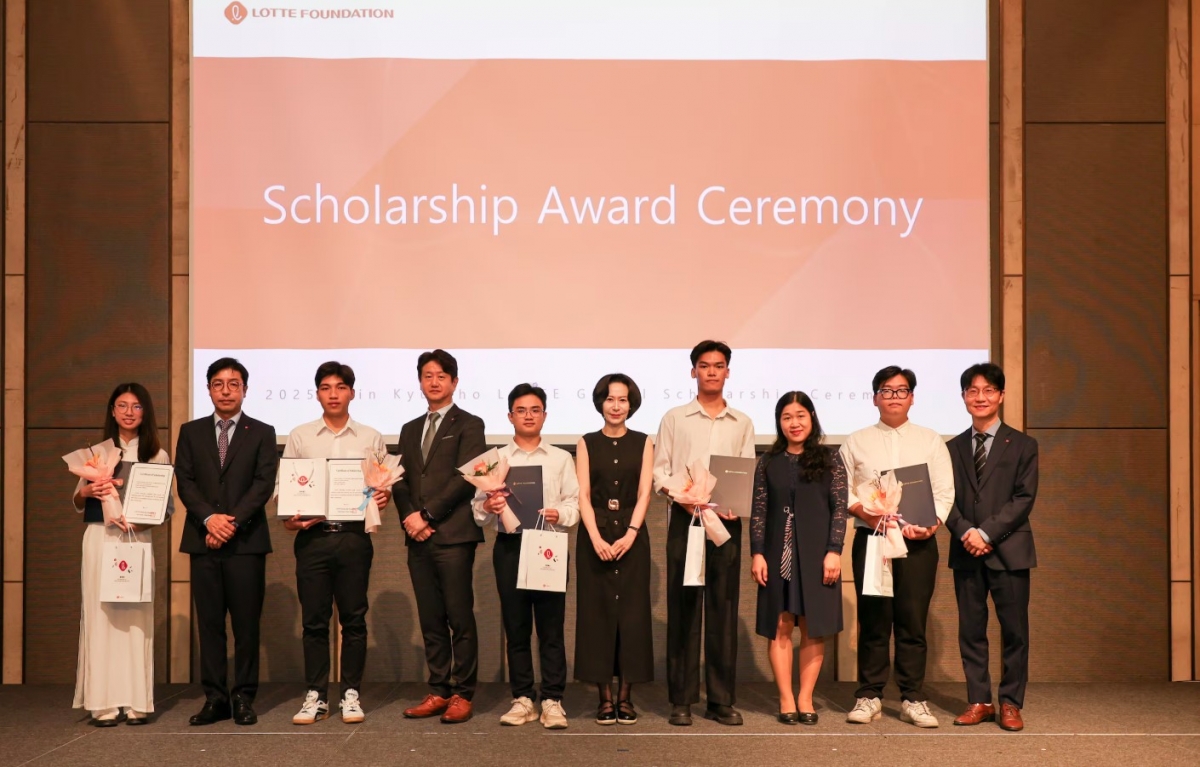 Lotte Scholarship Foundation grants scholarships to 100 Vietnamese students